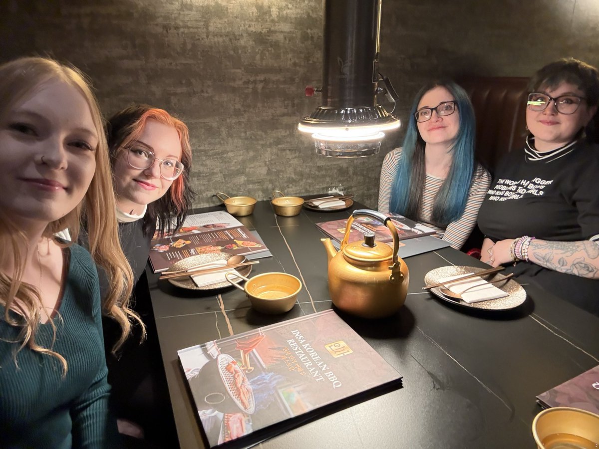 Thatbadwolf_'s tweet photo. just had to have a delayed emergency meet up in light of the recent news😄 thank you @danielhowell and @AmazingPhil for bringing phannies together💙 https://t.co/pnW4XF2Bij