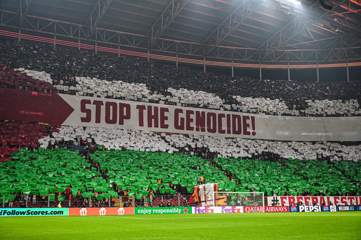 panditfootball's tweet photo. Para fans Galatasaray terus menyuarakan pesan solidaritas untuk Palestina saat menghadapi FK Bodø/Glimt di pertandingan Liga Champions🇵🇸

Galatasaray menutup laga dengan kemenangan 3-1 atas wakil Norwegia tersebut.

📸 @GalatasaraySK https://t.co/YVOtfmzSUn