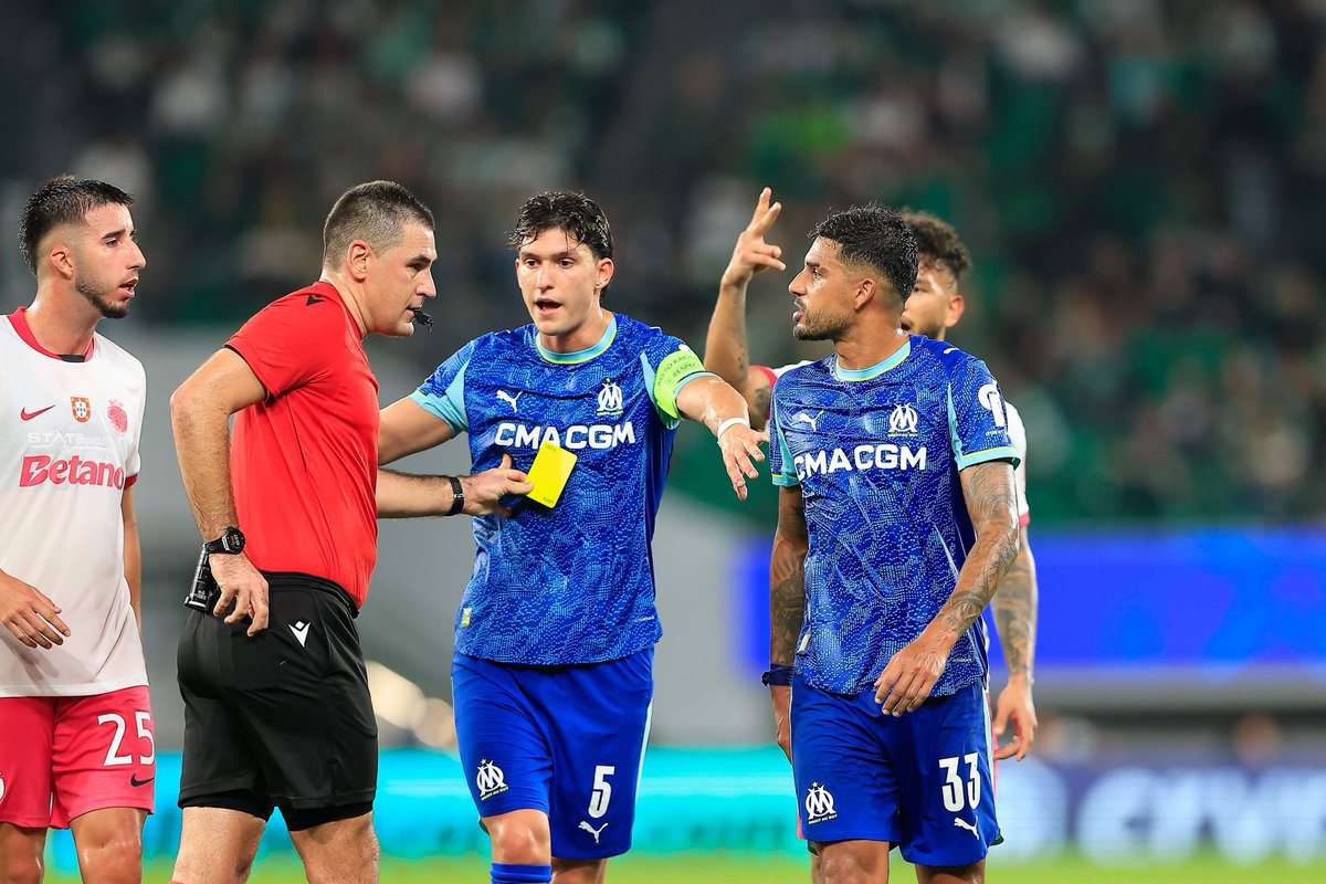 ActuFoot_'s tweet photo. 🚨🚨 « 𝗟𝗘𝗦 𝗔𝗥𝗕𝗜𝗧𝗥𝗘𝗦 𝗡’𝗢𝗡𝗧 𝗣𝗔𝗦 𝗗𝗨 𝗧𝗢𝗨𝗧 𝗘́𝗧𝗘́ 𝗔𝗨 𝗡𝗜𝗩𝗘𝗔𝗨. » 😳

Aubameyang 🇬🇦 𝗶𝗻𝗰𝗲𝗻𝗱𝗶𝗲 l’arbitrage !!! 😱

« 𝗔𝗩𝗢𝗜𝗥 𝗗𝗘𝗦 𝗔𝗥𝗕𝗜𝗧𝗥𝗘𝗦 𝗖𝗢𝗠𝗠𝗘 𝗖̧𝗔 𝗖’𝗘𝗦𝗧 𝗦𝗖𝗔𝗡𝗗𝗔𝗟𝗘𝗨𝗫 !

IL N’Y A RIEN EU POUR NOUS !

Le carton jaune d’Emerson… 𝗖’𝗘𝗦𝗧 𝗦𝗖𝗔𝗡𝗗𝗔𝗟𝗘𝗨𝗫 !!! 

ON A PAS LE DROIT DE LUI PARLER ! » 😤

🎙️ @CanalplusFoot
