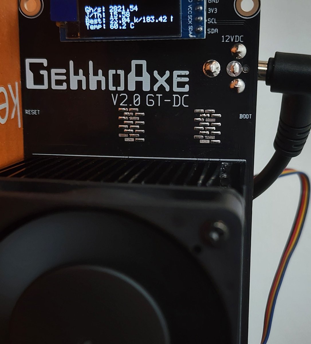GekkoScienceLLC's tweet image. The new stock fans for the GekkoAxe GT can help you overclock up to 4TH/s while nearly silent.
High voltage / low current designs aid longterm stability and produce less heat. 
These specs are different than other open-source miners intentionally; don't lower the voltage!
Our…