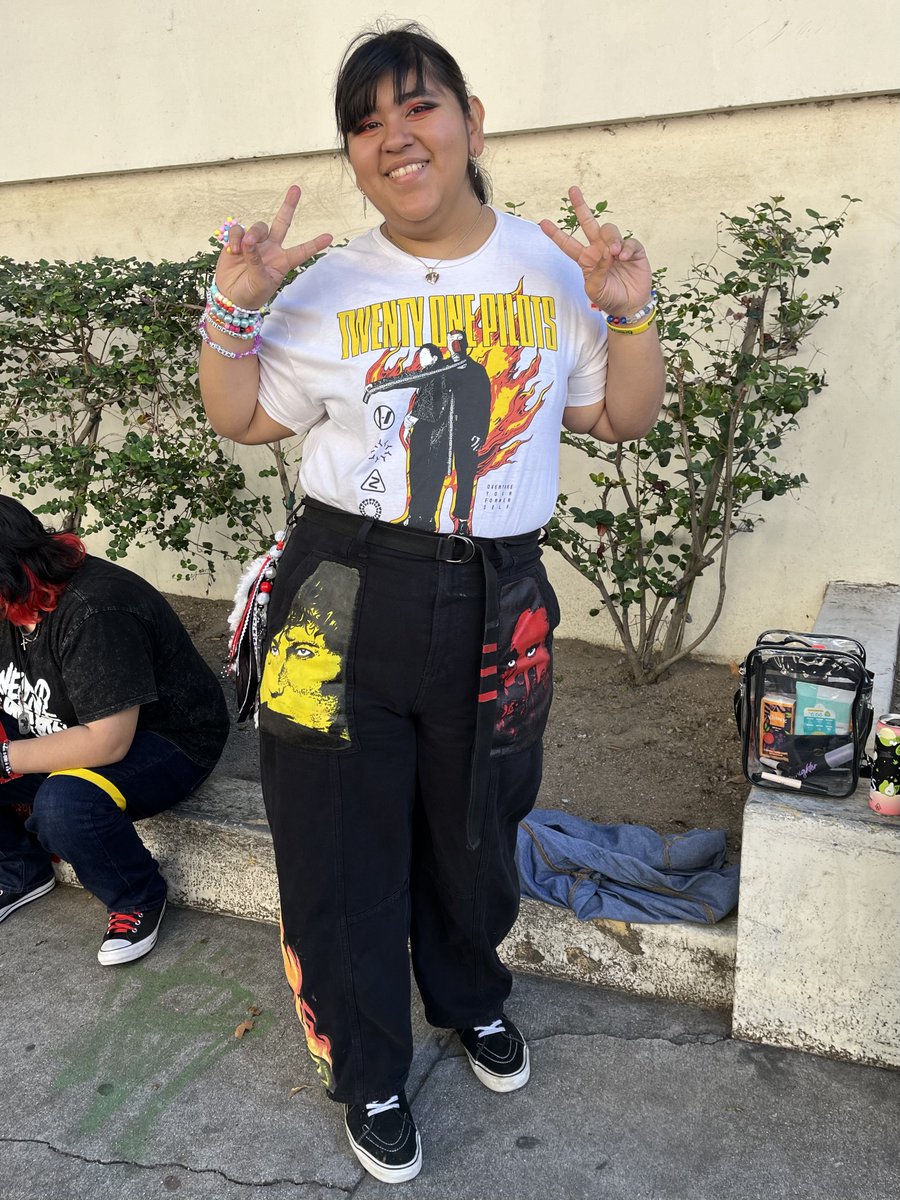 clikkietakeover's tweet photo. so many creative outfits today!! i’m just obsessed with these pants 💗 https://t.co/U8kkRd2Amf