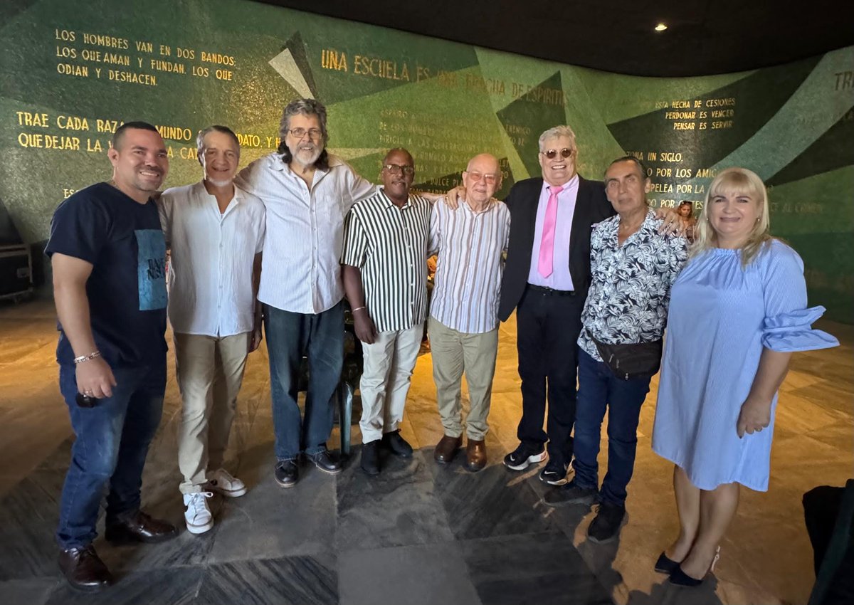 Entrega del Maestro d Juventudes d la AHS: Amaury, Ma E. Llana, Tin, Fdo Hechavarría, Valera, Isabel Monal, M. Ramos, Lay, Fife y Luciano. Habló Amaury: "La cultura nos salvó y nos salvará". Evocó a "mi amigo Fidel" y terminó como Eusebio: 
!Patria y Fe, venceremos!  #CubaVencerá