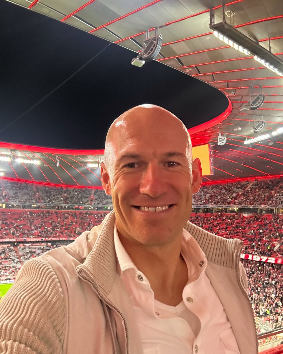 FCBayernFans_NL's tweet photo. Er was vanavond hoog bezoek in de Allianz Arena: Arjen Robben was namelijk aanwezig op de tribune voor het duel tegen Club Brugge. #FCBBRU https://t.co/UWo3j57M4S