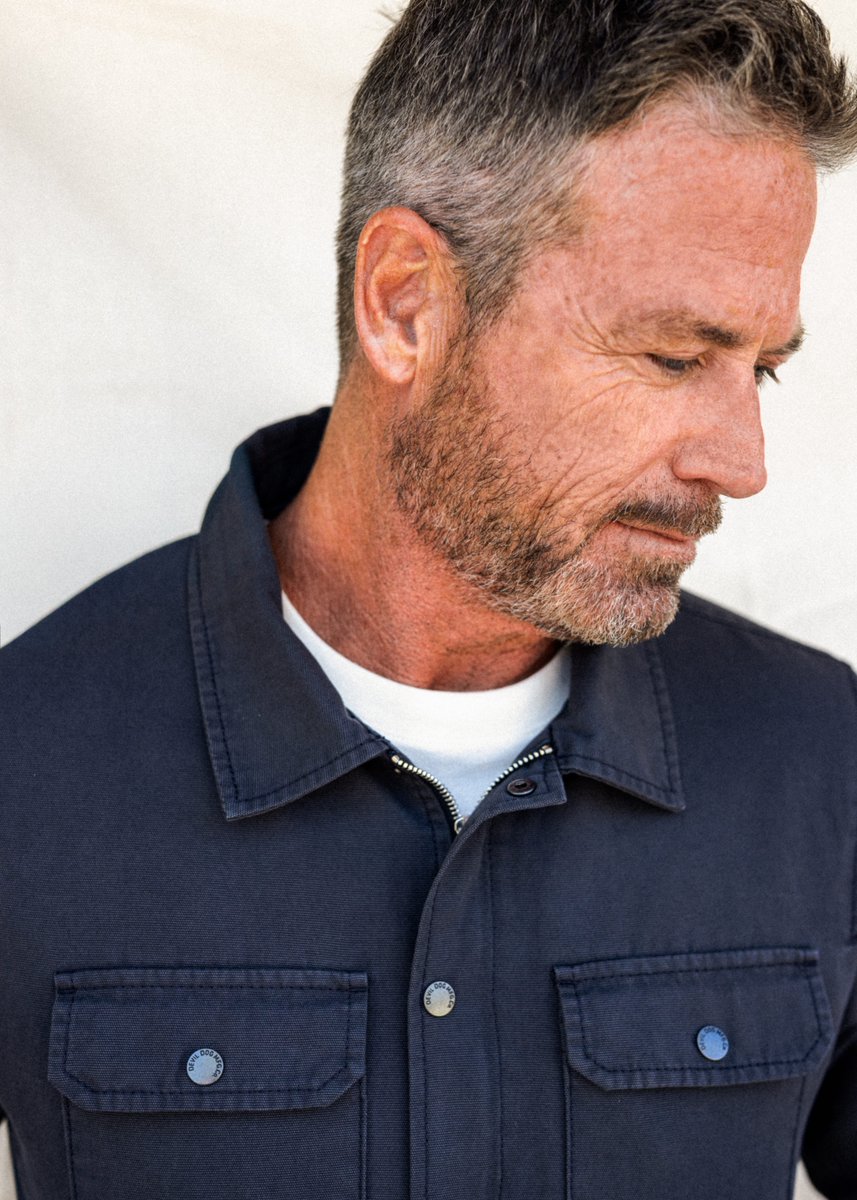 Keep it sharp and understated. The Quilted Deck Jacket in Dark Navy does the talking.

.
.
.

 #DEVILDOGJEANS #DEVILDOGDUNGAREES #mensjackets #menshoodies #fallfashion #fall2025 #jackets #rugged #style #jeans #mensjeans