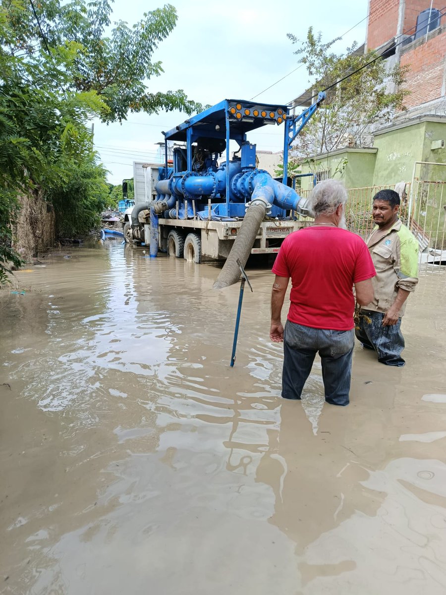SGIRPC_CDMX's tweet photo. Continuamos trabajando en labores de limpieza, desazolve y ratito de lodo y basura en las zonas afectadas por las lluvias de Poza Rica y El Álamo del estado de Veracruz 🫧🧹.
En #ApoyoSolidario 🤝, @SOBSECDMX, @SEGIAGUA y la @SGIRPC_CDMX nos coordinamos para realizar acciones que beneficien a nuestros hermanos veracruzanos a contar con un espacio limpio y seguro de enfermedades infecciosas.
#TrabajandoJuntos desde la #CapitalDeLaTransformación, #LaPrevenciónEsNuestraFuerza