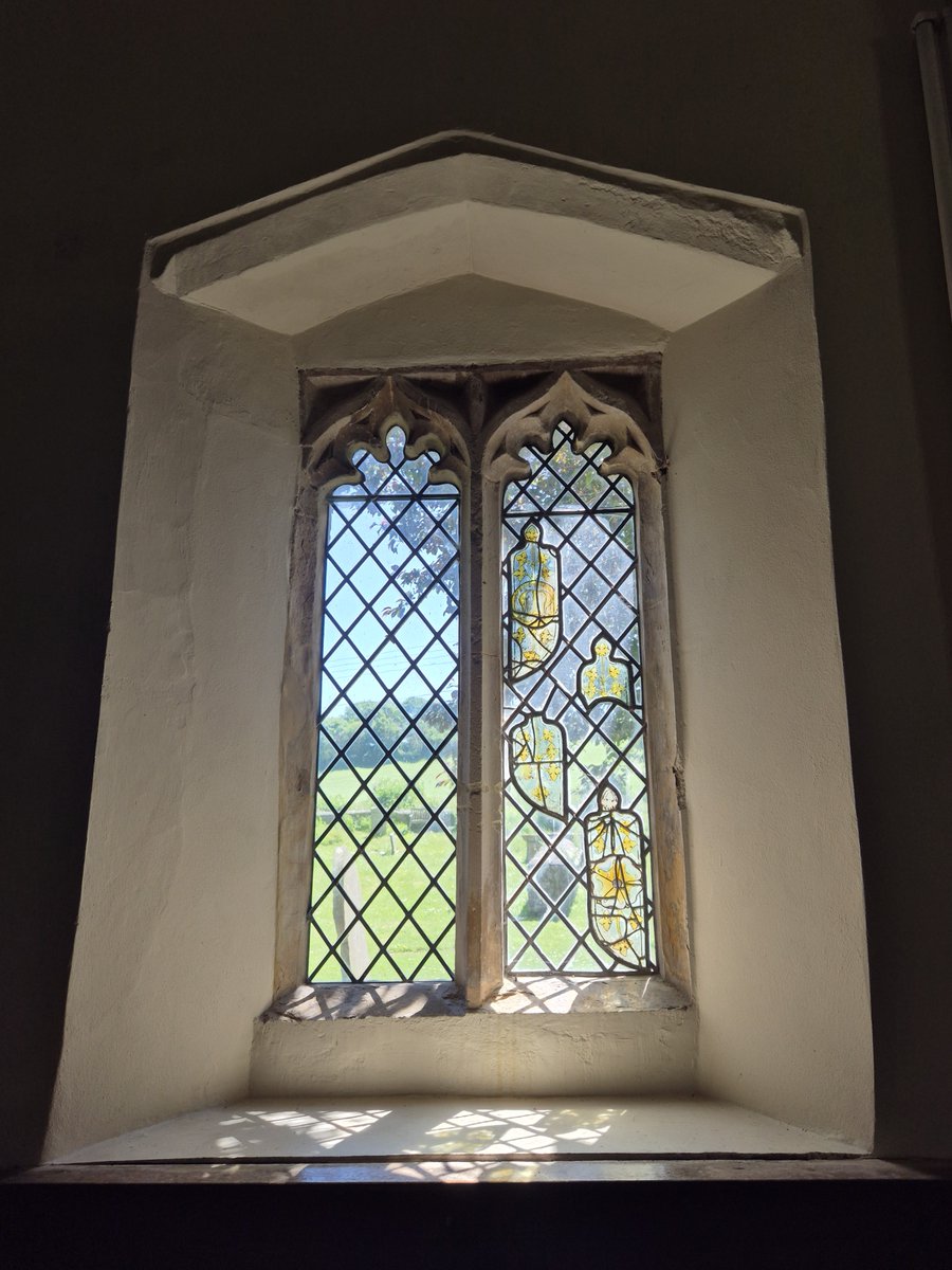 TheHistoryMouse's tweet photo. South of chancel #StMaryKilve #Somerset for #WindowsOnWednesday
Some rather pleasing C15 glass fragments including a single letter. Mouse say "Seek and ye shall find" #StMaryKilveWindows (1/4) #FromInsideOut https://t.co/lA8CzeyfNL