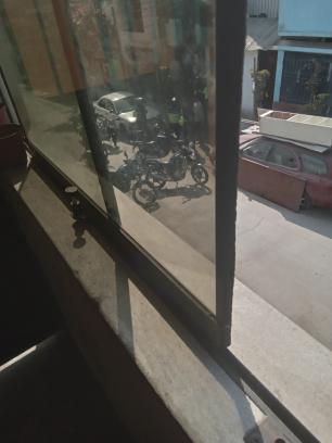 natt_zzu's tweet photo. ASDJASDJK se les escapo el choro y eran como 6 serenazgos,  encima se fue corriendo parecía que nunca hubieran hecho un operativo quedaron 🧍‍♂️🤡 https://t.co/cw7lDD73M2