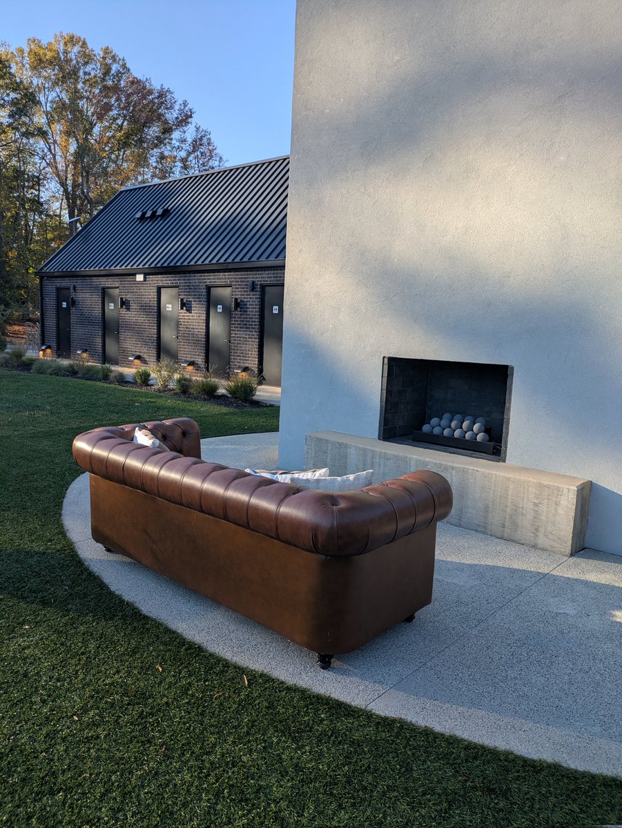mobilecigarbox's tweet photo. At a bougie wedding venue tonight. Hope to book some gigs, but I love that professional photographers are always captivated by my teardrop cigar trailer. I'm always the swankiest vendor around 👌🏻 https://t.co/Z8l61OzrDa