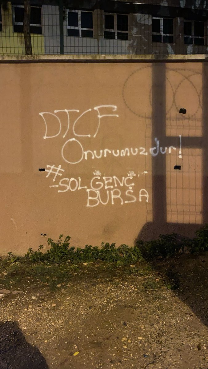 bursasolgenc's tweet photo. Bursa sokaklarından DTCF'de mücadele edenlere selam olsun!
Faşizme atılan her yumruk bizi kuşatan karanlığa darbe vuruyor!✊ https://t.co/m7ngJMZbCs