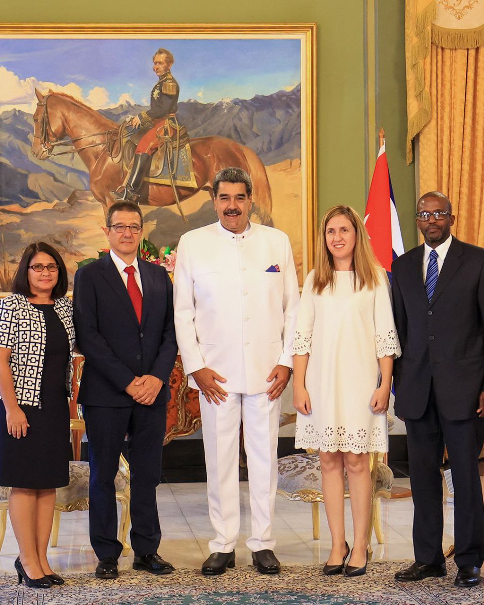 Marite39406751's tweet image. Presidente Nicolás Maduro recibio al Embajador de Cuba 🇨🇺 Jorge Luis Mayo Fernández.
Unidos construiremos un mundo nuevo fortaleciendo la Diplomacia Bolivariana de Paz
@NicolasMaduro
@dcabellor
@yvangil
@4F_Mamba