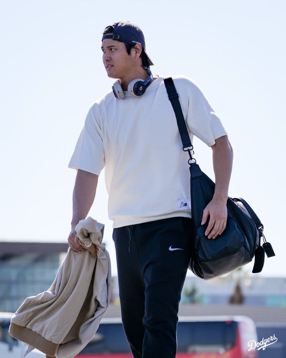 LADodgersMuse's tweet photo. BREAKING: Shohei Ohtani is boarding a plane to go to Toronto 😧 https://t.co/JJUKahDPx9