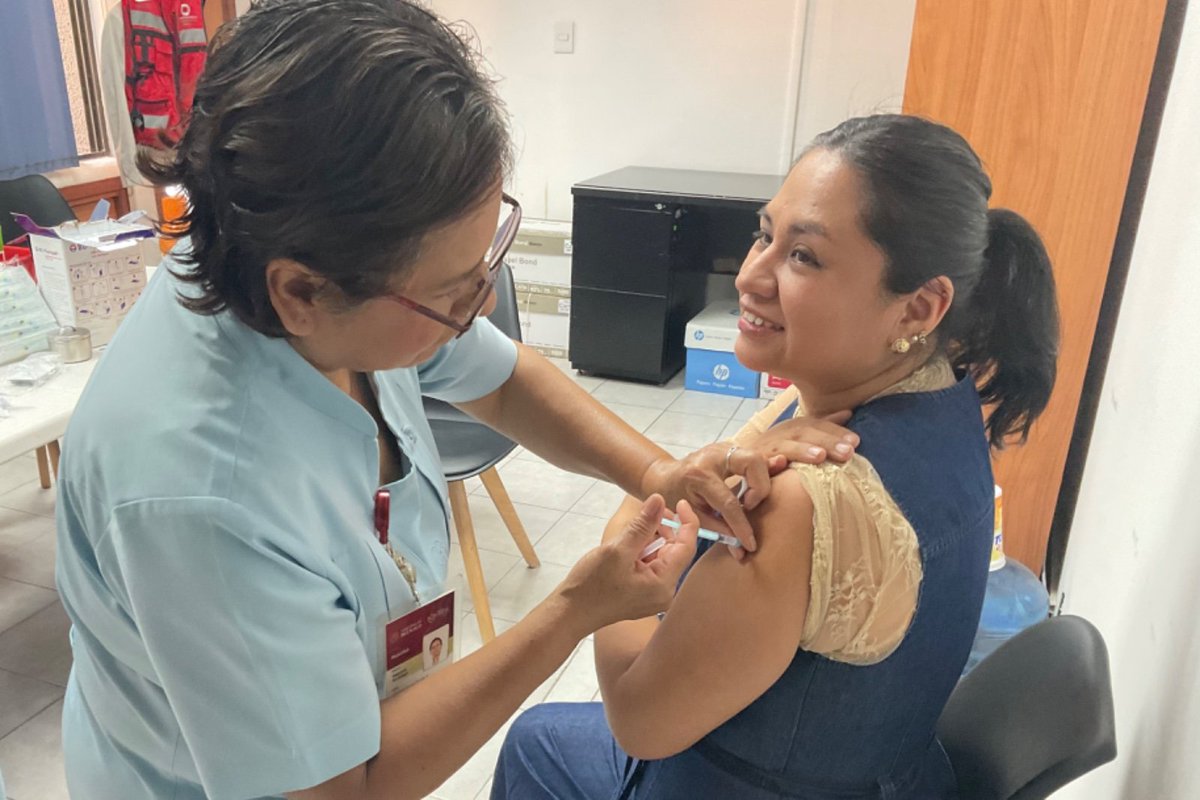 IsssteOaxaca_'s tweet photo. 1/2 👨🏼‍⚕️👩🏼‍⚕️ En un llamado a la protección de enfermedades graves y complicaciones respiratorias 🤧🤒 en esta temporada invernal 2025-2026, trabajadoras y trabajadores de la Representación del #ISSSTEOaxaca, recibieron dosis de la vacuna 💉 contra la Influenza, Neumococo y Covid-19. https://t.co/AnqRyAifSc