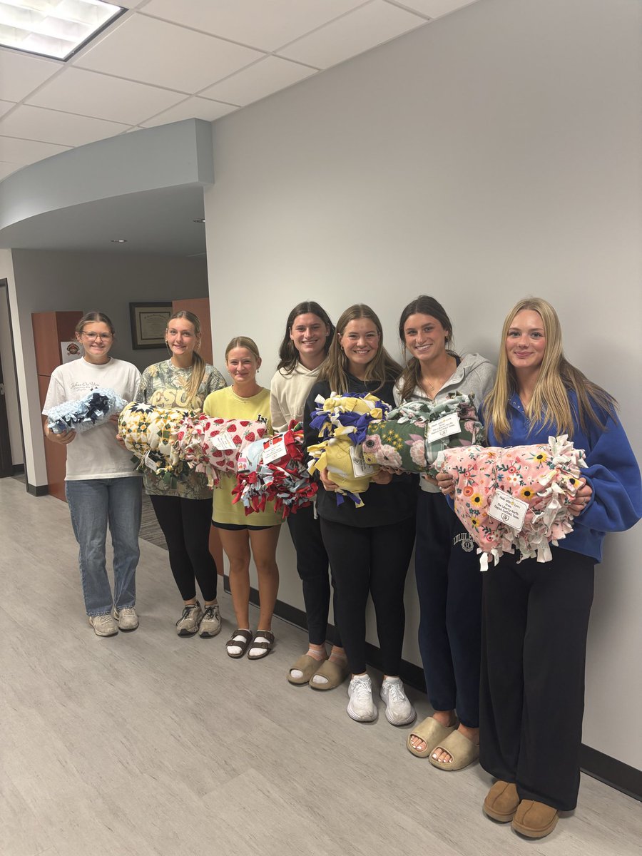 LNEagleSoftball's tweet image. I got to treat these awesome young ladies to some ice cream before we delivered our blankets to Liberty Hospital. Pretty special group of Seniors.