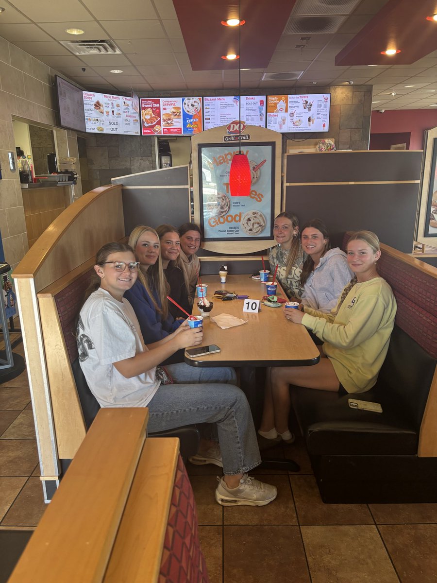 LNEagleSoftball's tweet image. I got to treat these awesome young ladies to some ice cream before we delivered our blankets to Liberty Hospital. Pretty special group of Seniors.