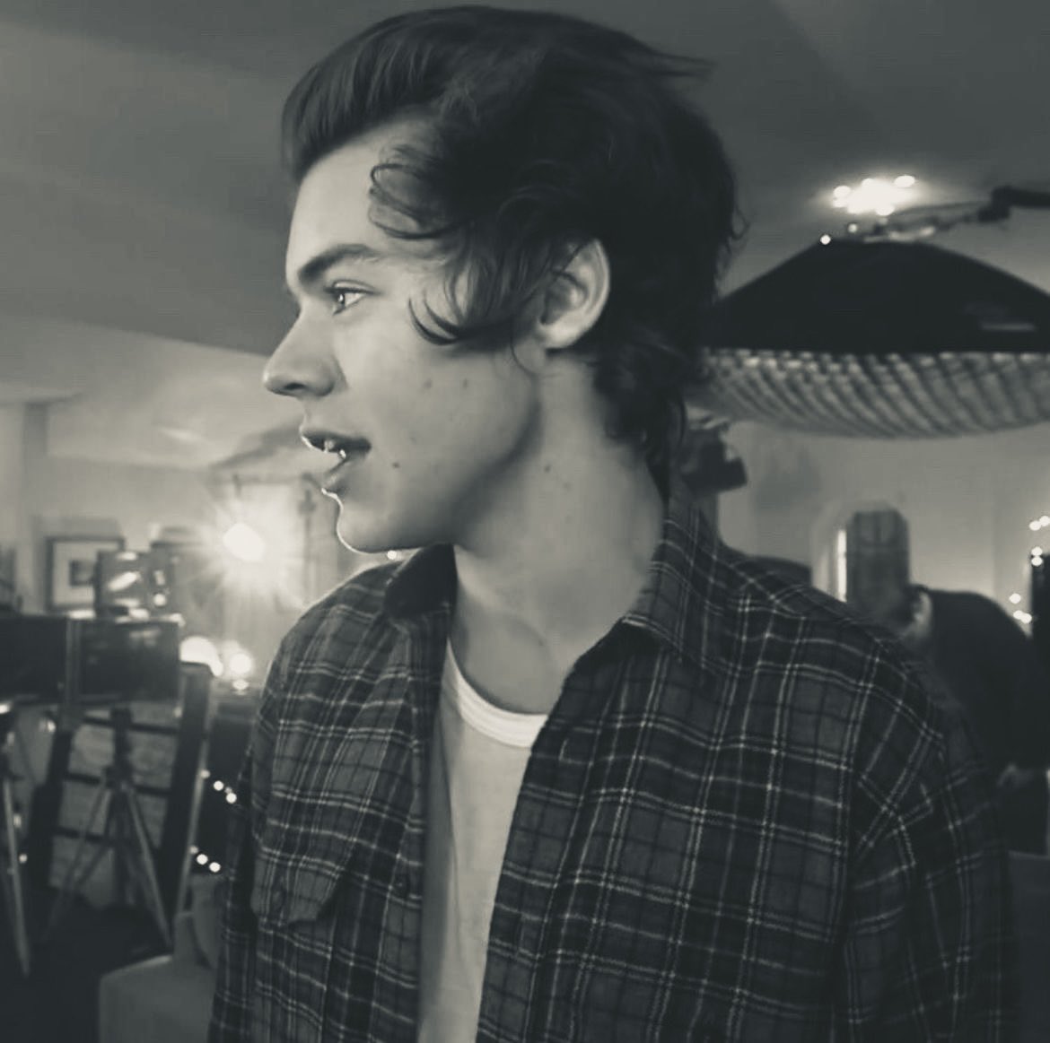 dfnclsshs's tweet photo. Au Larry — Actually Romantic. 📰

Ambos compiten por la beca más importante de la universidad, pero sin querer, escogen el mismo caso: una tragedia local. Lo que empieza como rivalidad se vuelve una obsesión mutua: Louis lo sigue para superarlo, Harry lo provoca para destruirlo. https://t.co/0kwfkAtDAw