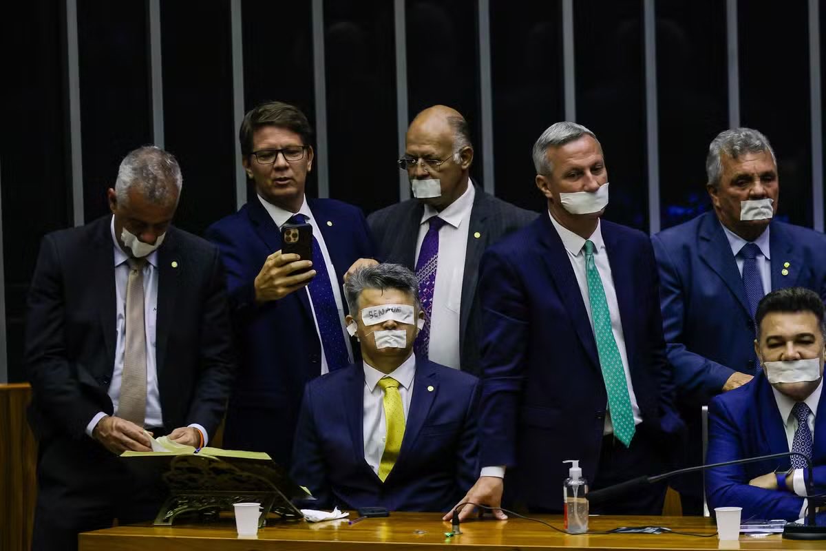 🚨 VERGONHA NACIONAL!

Deputados arquivaram o pedido de cassação de Eduardo Bolsonaro.
Mais uma vez, o Congresso escolhe blindar quem ataca a democracia.

Enquanto isso, ele segue fora do país, recebendo salário pago pelo povo brasileiro para atuar contra o próprio Brasil.