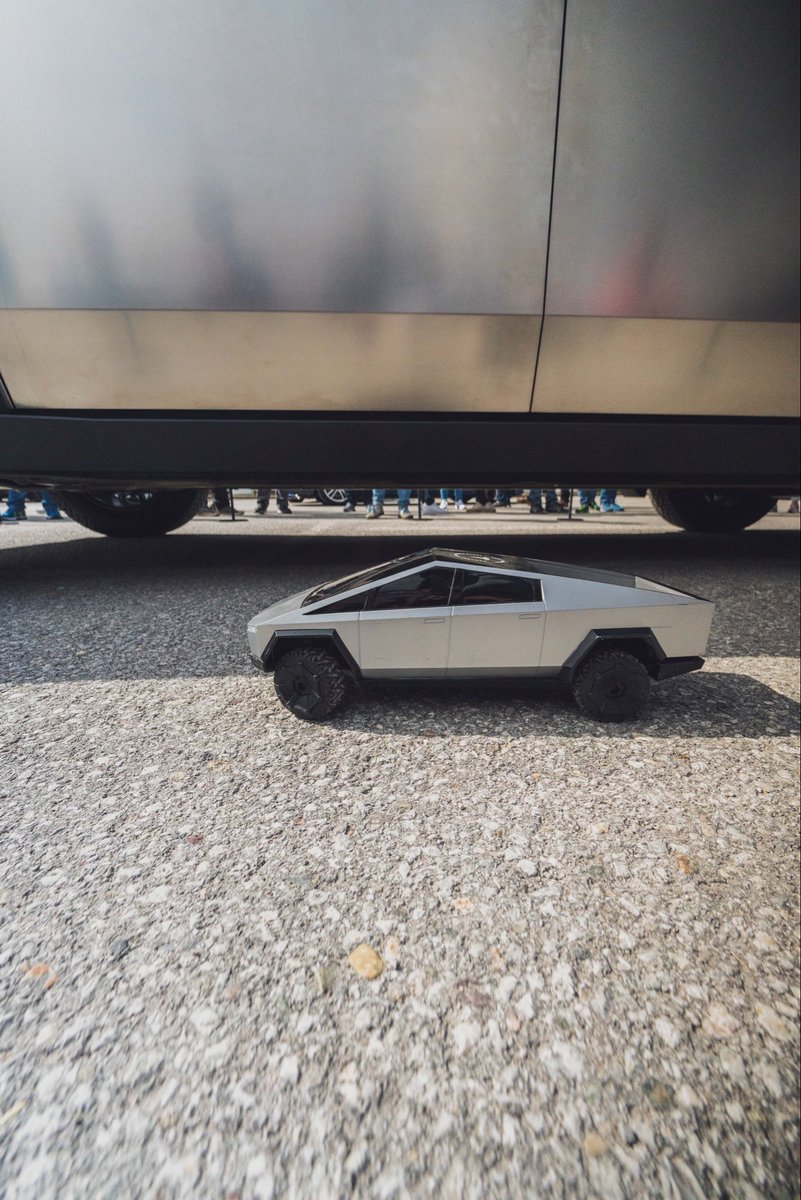 Everybody loves Cybertrucks (well, to be honest: some grumpy guys and gals don’t).

But I don’t care - it’s a super cool vehicle!!!! 📐

SIZE MATTERS

📸by <a href="/TeslaClubAT/">Tesla Club Austria</a> 
@ Tesla Takeover Europe