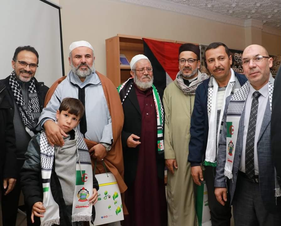 الحمد لله و الشكر لله ..
ولدت في وطن عظيم 
فيه من الرجال العظماء
ما يكفي لننهض من جديد 
و نذيب الجليد ..
بيد من حديد..
هو حلمي الوحيد...