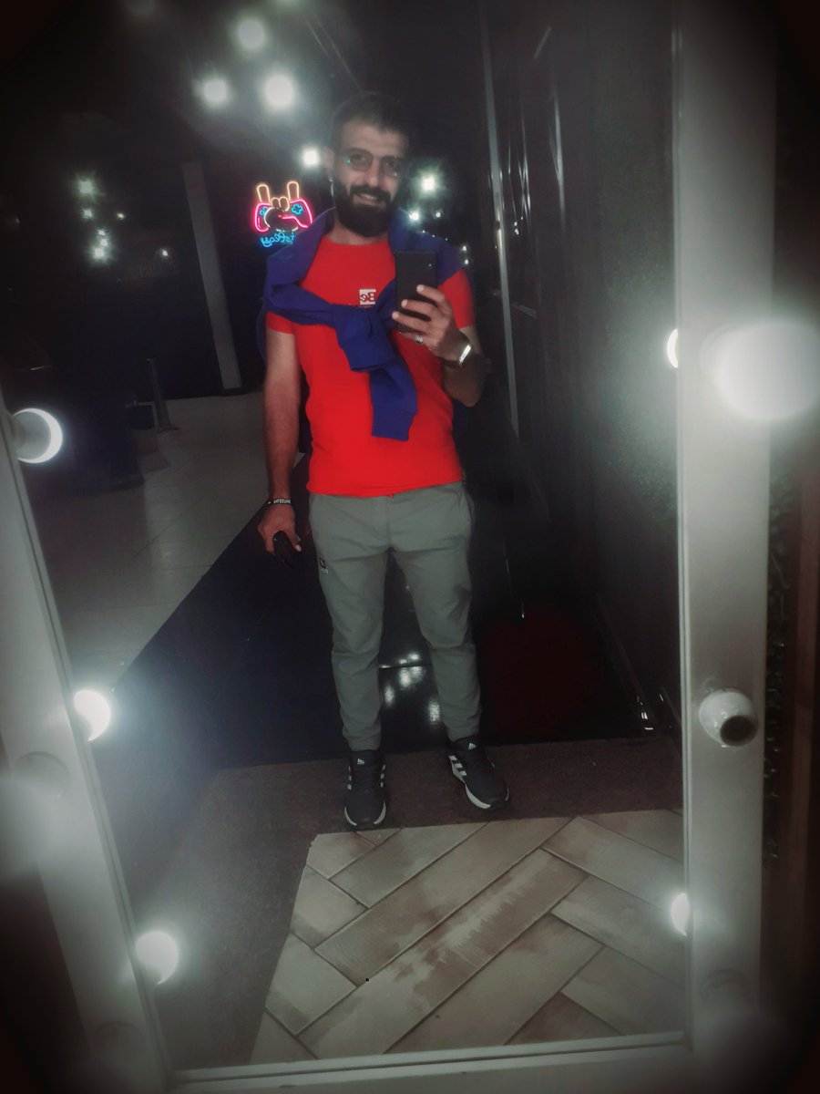 لسه الفُرص تخاطيف
رتم الليالي مخيف
لسه بنام خسران
مع إني واد حَرّيف

لسه النصيب متحاش
لسه الصحاب أوباش
و أنا لسه مستنظر
لحظة لُقا ببلاش

لسه بخاف م الضل
يا شمس عُمري الزين
لو كان غيابك حل
طب ألاقي زيك فين ؟!

يا مغير الأحوال
كعبي شَبع ترحال
إمتى الرجول ترسى ؟!
إمتى يروق البال ؟!