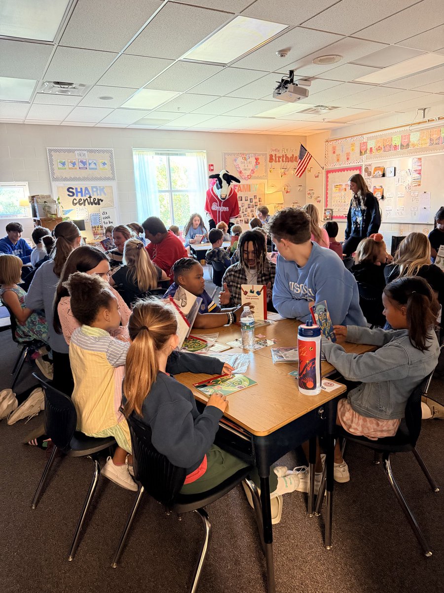 matthewkrohne's tweet photo. Thanks to @LHSJAYS Student Council & @ChickfilA Leader Academy. Our Second Graders loved getting new books, being read to, and seeing the cow in their classroom ๐ ๐ฎ #ShareTheGoodLPS #LSSharks https://t.co/3X7PrCIP7L