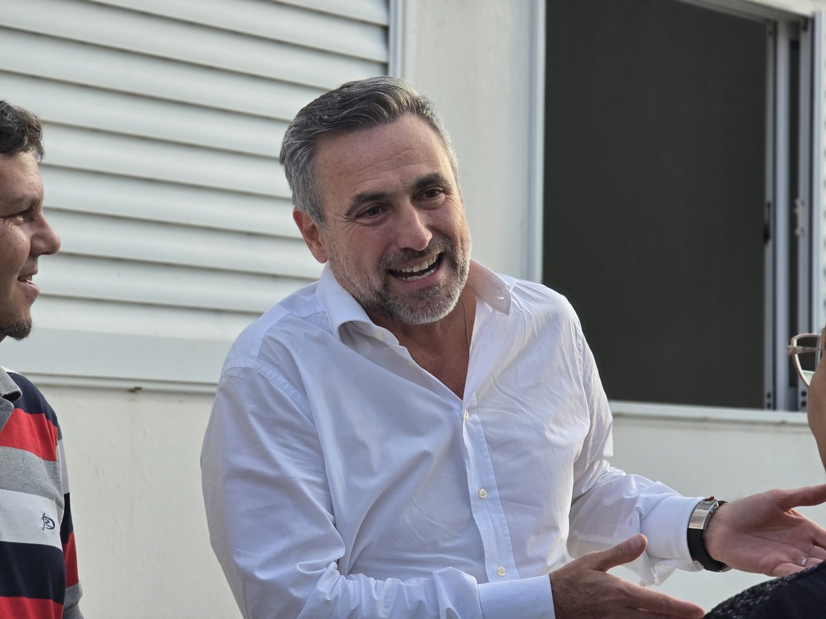 elarroyitense's tweet photo. Arroyito: Ramón Mestre presentó sus propuestas en el comité de la UCR

El miércoles 22 de octubre de 2025, el candidato a diputado nacional Ramón Mestre visitó el comité de la Unión Cívica Radical de la ciudad de Arroyito, donde mantuvo un encuentro con militantes, dirigentes y vecinos.

Durante su visita, Mestre expuso las principales propuestas de su espacio político y convocó a la comunidad a acompañarlo en las elecciones legislativas que se celebrarán el próximo domingo 26 de octubre.

El encuentro se desarrolló en un clima de diálogo y participación, donde se abordaron temas vinculados al trabajo legislativo, la economía y el desarrollo regional.
