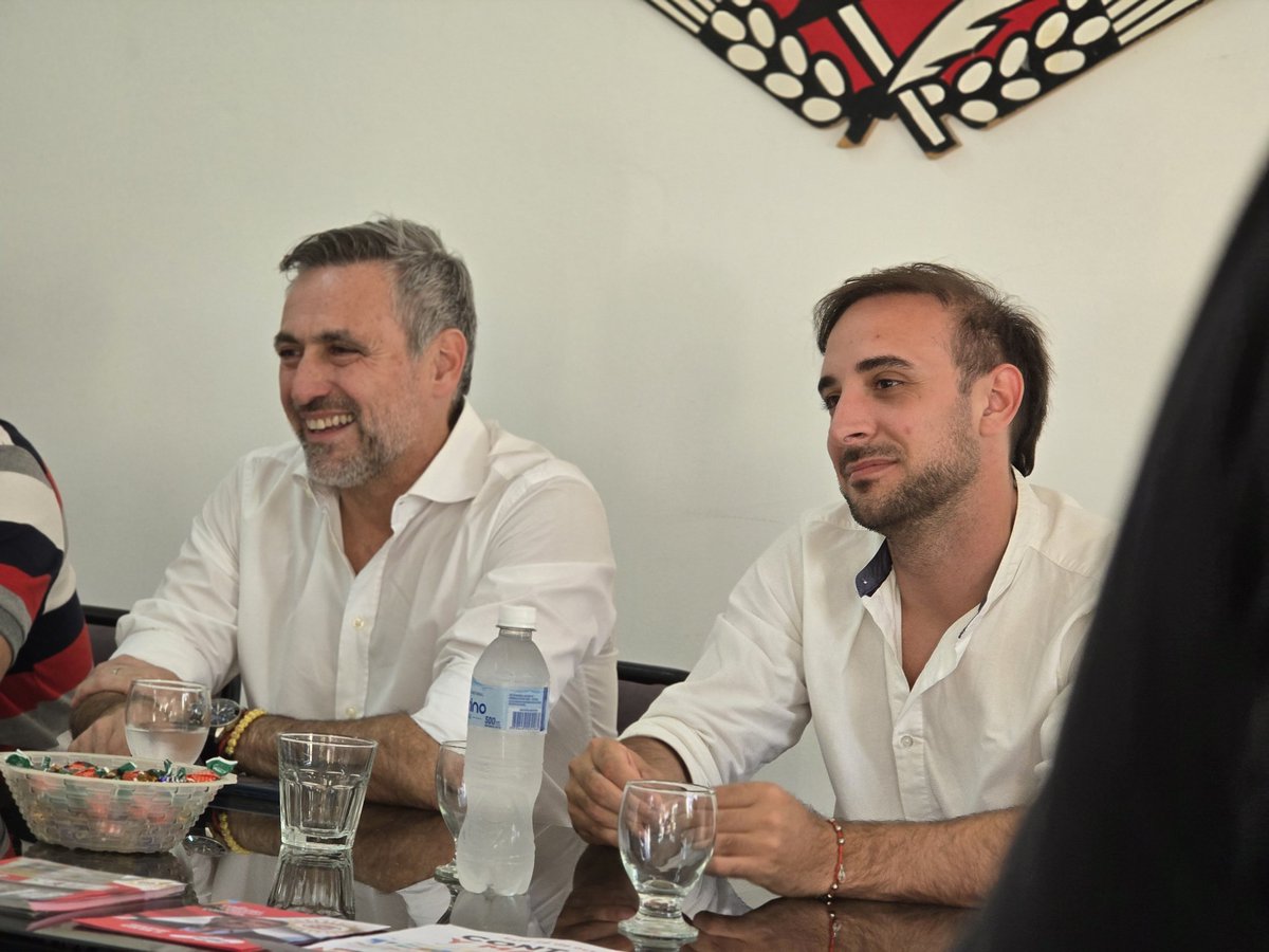 elarroyitense's tweet photo. Arroyito: Ramón Mestre presentó sus propuestas en el comité de la UCR

El miércoles 22 de octubre de 2025, el candidato a diputado nacional Ramón Mestre visitó el comité de la Unión Cívica Radical de la ciudad de Arroyito, donde mantuvo un encuentro con militantes, dirigentes y vecinos.

Durante su visita, Mestre expuso las principales propuestas de su espacio político y convocó a la comunidad a acompañarlo en las elecciones legislativas que se celebrarán el próximo domingo 26 de octubre.

El encuentro se desarrolló en un clima de diálogo y participación, donde se abordaron temas vinculados al trabajo legislativo, la economía y el desarrollo regional.