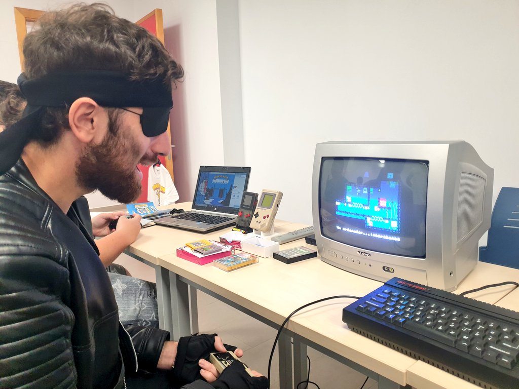 Que el propio #solidsnake juegue a nuestro #code112 solo pasa en #retrochiclana2025 Videojuego para #zxspectrum #48k #128k con #sigilo #robots que ven y escuchan, cámaras de vigilancia, camuflaje, códigos de seguridad, etc JUEGALO!!!
pcnonogames.itch.io/code-112-by-pc…