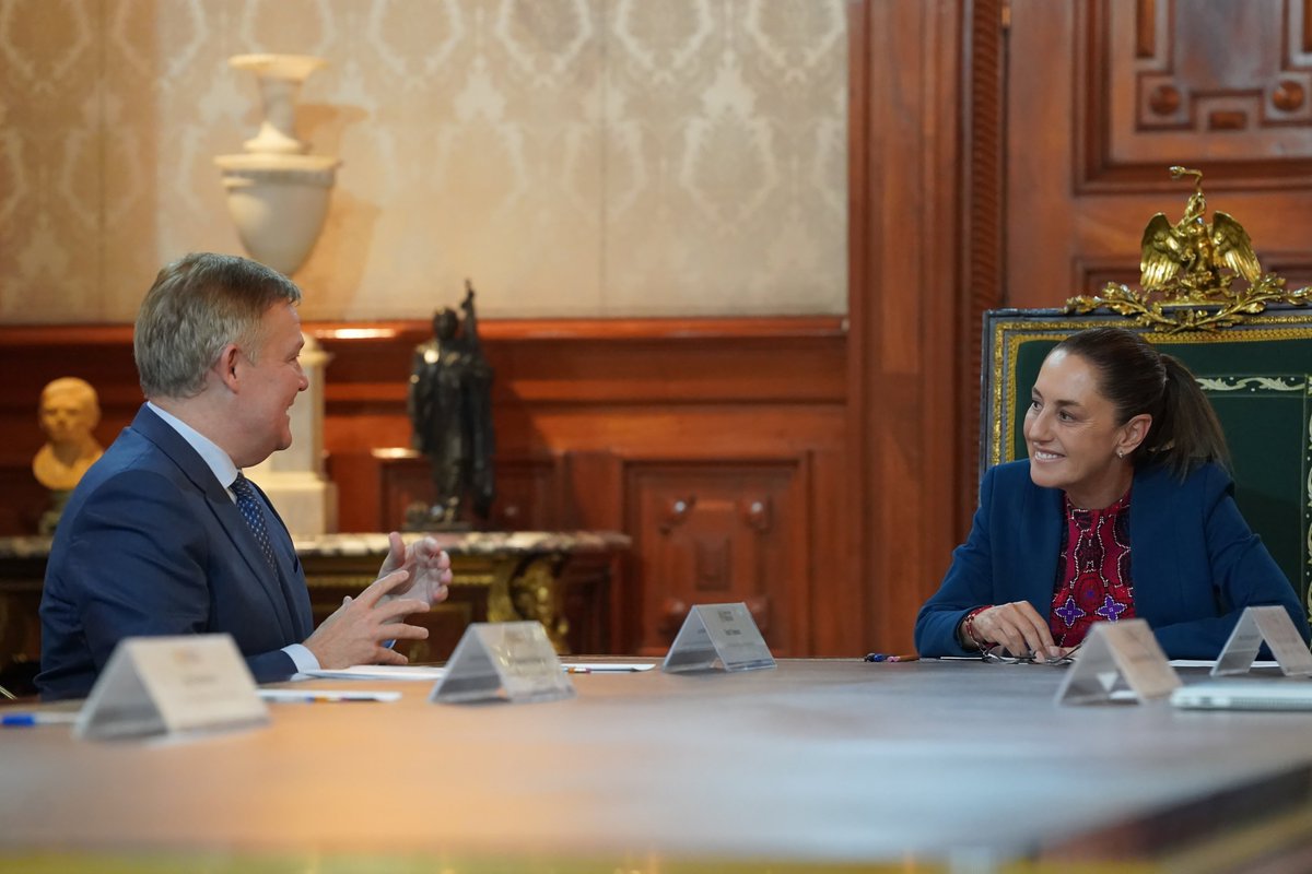 En Palacio Nacional, recibimos al presidente y director ejecutivo de Scotiabank, Scott Thomson; conversamos sobre las oportunidades de la economía mexicana, la importancia de incrementar el crédito a pequeñas y medianas empresas dentro del Plan México, así como sus planes de