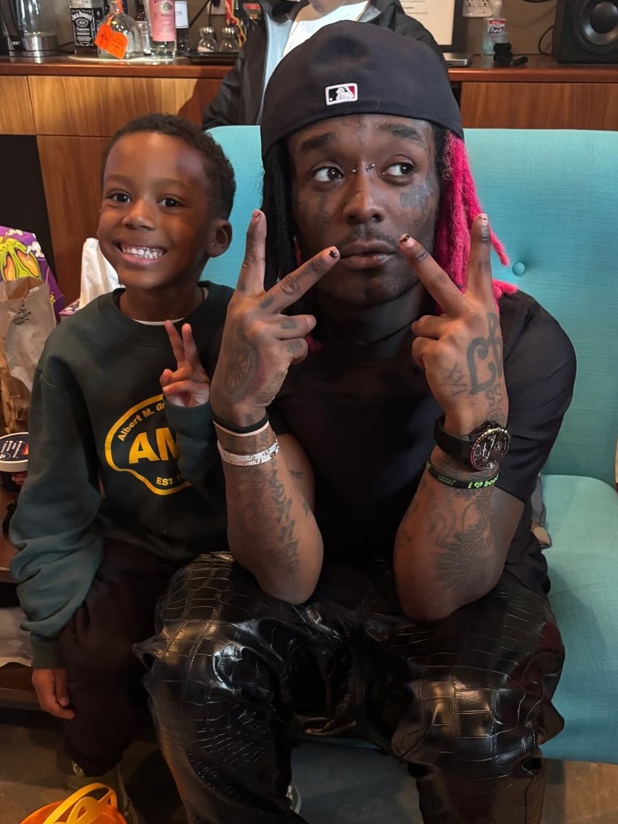 uziawge's tweet image. Lil Uzi Vert and a fan ✌️