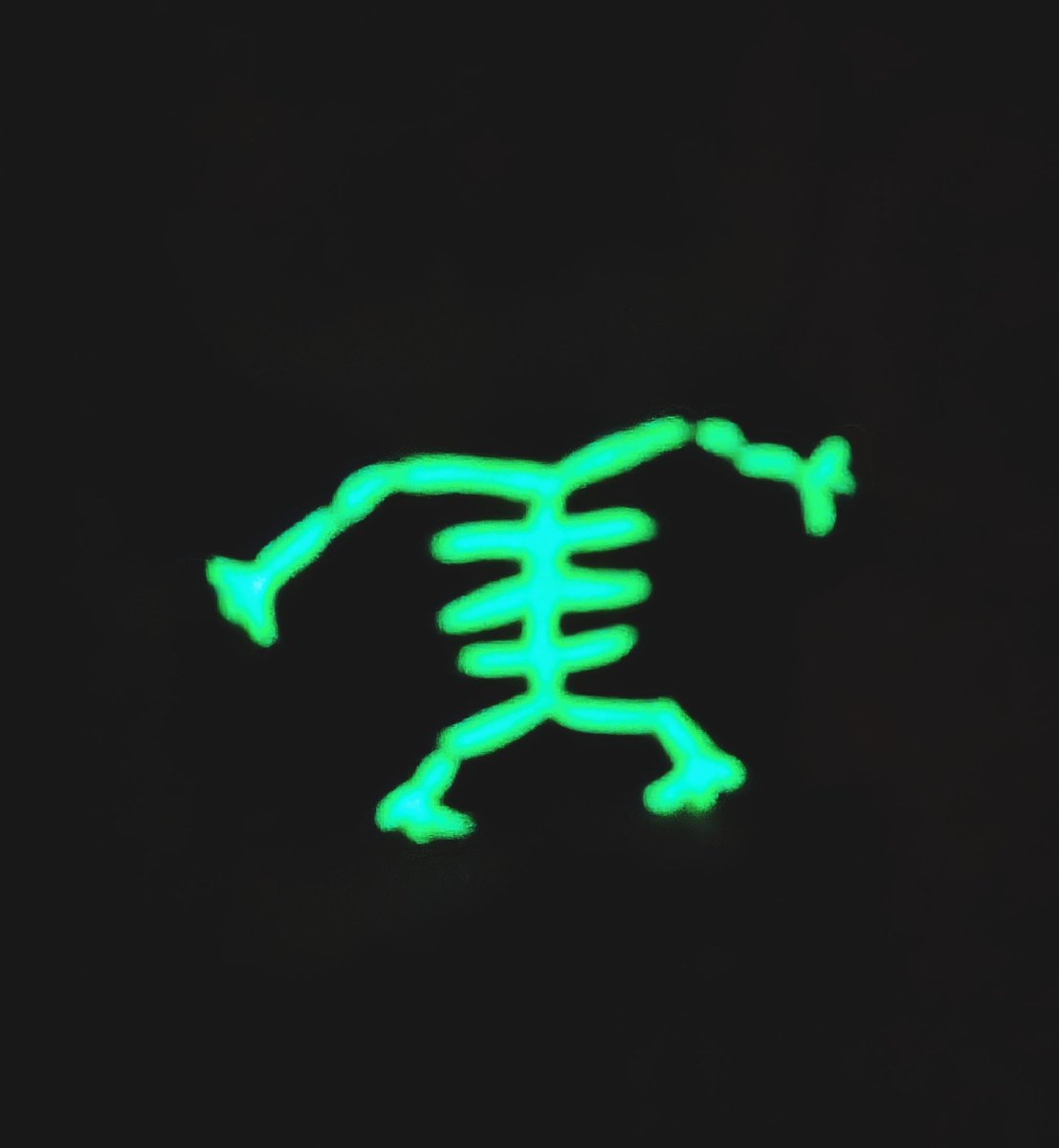 스레드에 스켈레톤 의상이 보이길래 나도 만들어 봄. 야광실 유용하게 잘 써먹었습니다. 한숨 자고 머리 만들어야지 😙