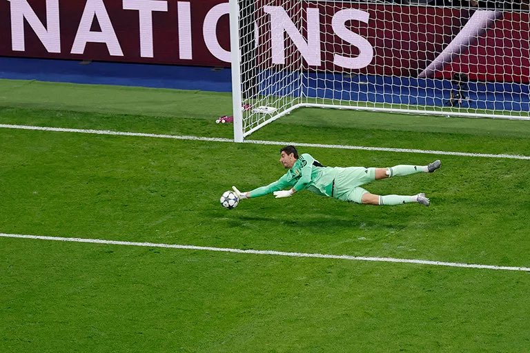 Alexis_RH_'s tweet photo. Courtois cumplía hoy 300 partidos con el Real Madrid y ha hecho lo que mejor sabe hacer: paradas mágicas. 

Somos unos afortunados. 

El mejor portero del mundo… con muchísima diferencia del segundo. 

Thibaut Courtois, gracias por todo. https://t.co/GYxtMASirv