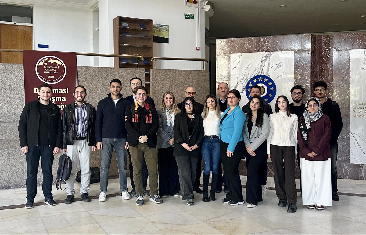 Sayın Büyükelçi (E) Vakur Erkul’un katılımıyla öğrencilerin Dışişleri Bakanlığı Aday Meslek Memurluğu ve Konsolos İhtisas Memurluğuna dair bilgi aldıkları ve gerçek bir sınav ortamında kendilerini deneme şansı buldukları Dışişleri Bakanlığı Mülakat Simülasyonunu gerçekleştirdik.