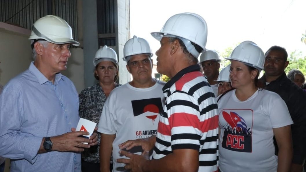 DrRobertoMOjeda's tweet photo. En #Abreus llegamos a la papelera Sergio González López, con nombre comercial Damují y fundada por el Che, se distingue por la permanencia de sus trabajadores. De los 130 que laboran en estos momentos más de 50 lo hacen ininterrumpidamente desde hace 20 años. #UnidosXCuba https://t.co/Pz9AXLNPLX