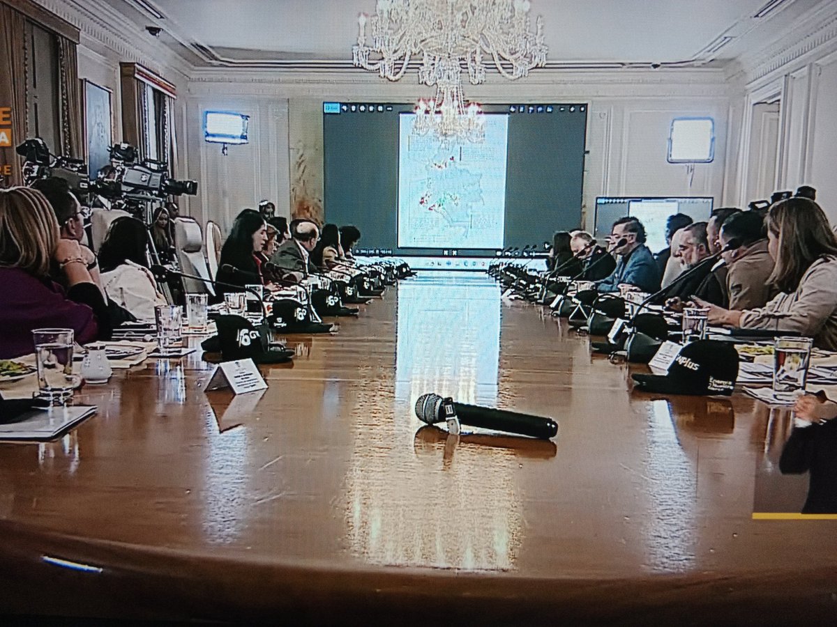 cyniscim's tweet photo. Presidente @petrogustavo ví las 5 hrs del #ConsejoDeMinistros #PINES. Increíble que a 10 meses del fin de su Gbno haya tal descoordinación. Creo que hay 3 factores: (1) Su estilo de liderazgo y de gerencia; (2) La absurda rotación de funcionarios; y (3) su ausencia en FDS (~33%). https://t.co/5RpkSythXz