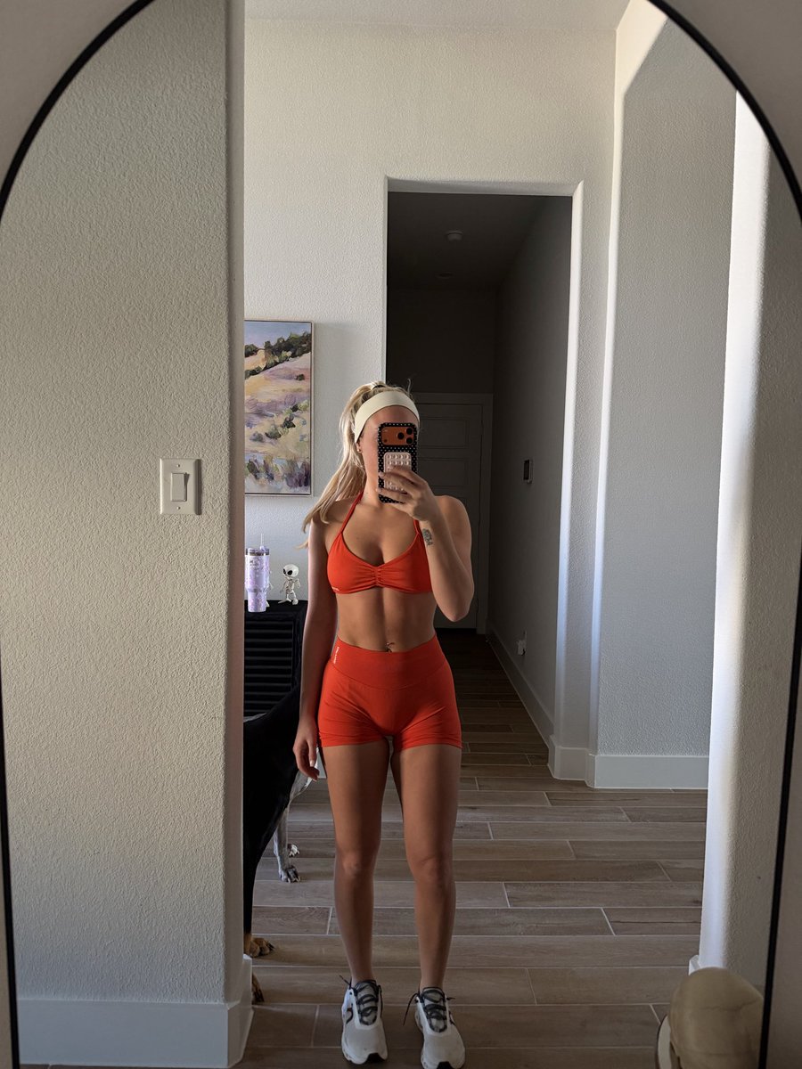 brattyavaa's tweet image. hey losers