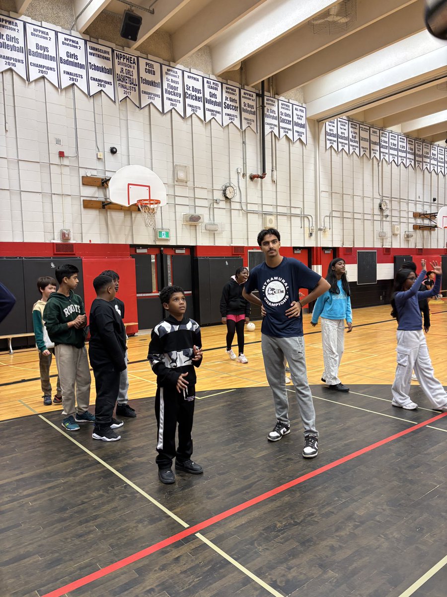 MrDLeca's tweet photo. Central Peel’s PAL class visited W.G. Davis today for a 🏐 collaboration with their grade 6 HPE classes and senior girls and boys volleyball teams. Great day of fun and learning! @CentralPeel1 @wgdavisseniorps https://t.co/sq93oVpLWj