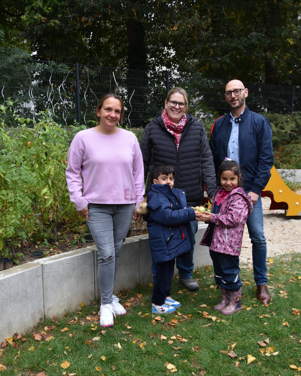 Große Freude in #Altendorf! 🎉 Unsere Siemens-Niederlassung Ruhr spendet 5.000 Euro an den VKJ e.V., um Kinder und Familien zu unterstützen. Damit werden Ausflüge, Kochkurse &amp; Lernen im Erlebnisgarten ermöglicht – ein Beitrag für mehr Teilhabe und Nachhaltigkeit vor Ort. 😊