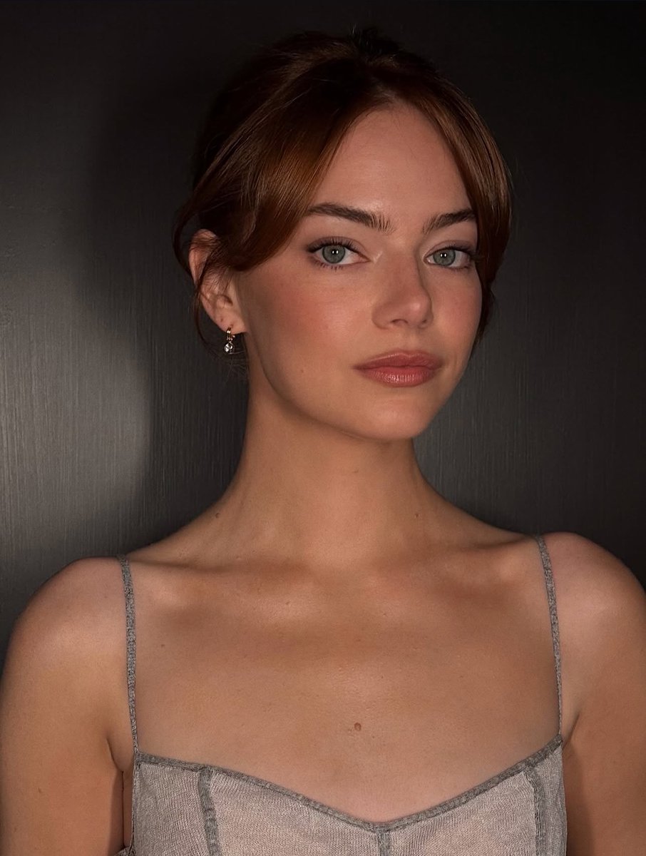 FilmUpdates's tweet photo. Emma Stone stuns in new picture. https://t.co/p2nXKetPzl