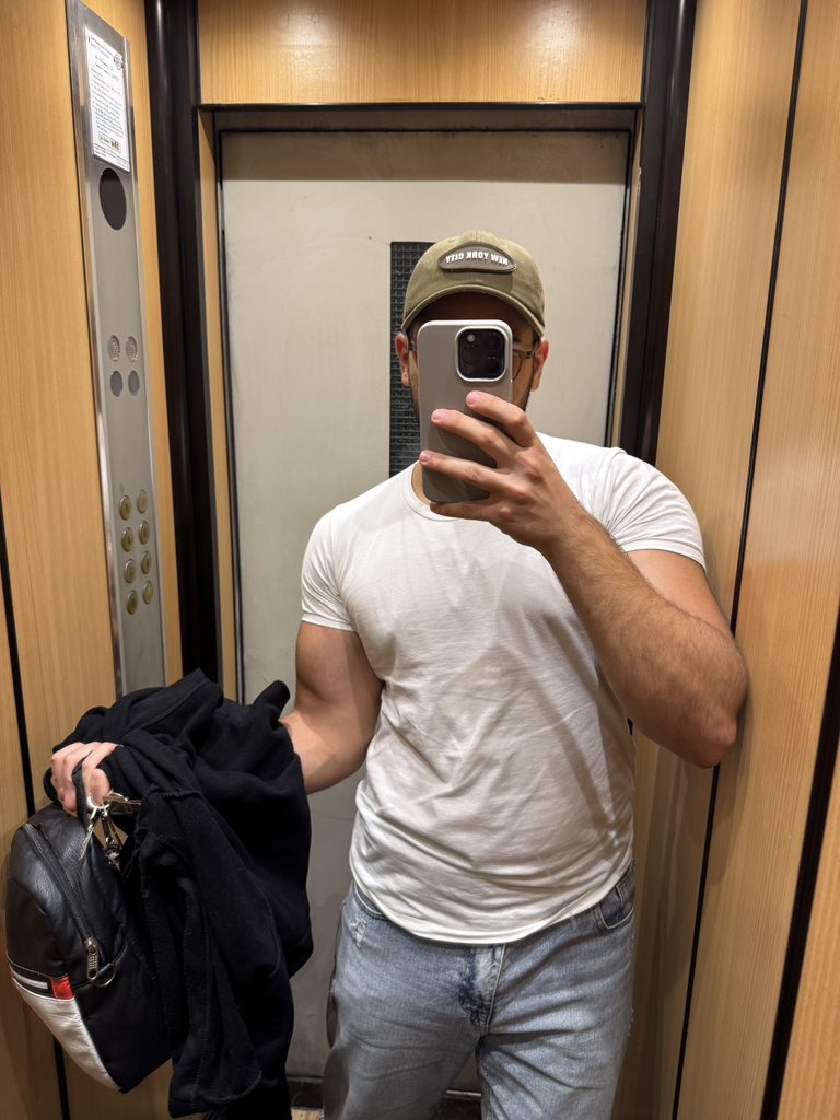 itzjoee4's tweet image. Heartbroken but i have a nice biceps so it’s kinda fine