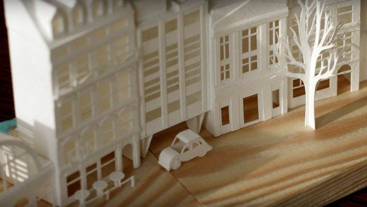 clubedopairico's tweet photo. Você já pensou em investir em prédios de papel ?

Não … eu não estou louco.

Uma alternativa simples e que torna viável, para qualquer pessoa, o investimento em imóveis. Mas não, não são prédios como os apresentados acima. 🙂

O investimento em “imóveis de papel” seria o equivalente às ações, as empresas de papel. Sim, estou falando dos FIIs ! 😉

Da mesma forma que uma ação representa um “pedaço” de uma empresa, um Fundo de Investimento Imobiliário representa um pedaço de um imóvel. E da mesma forma que você compra uma ação (ou tantas quantas quiser e puder), para se tornar sócio de uma empresa, você pode comprar FIIs para ser um dos proprietários de um determinado imóvel (ou de uma “coleção” de imóveis).

A ideia não é nova. Já foi apresentada aqui no Clube em outras oportunidades, como no post “Quero investir em imóveis para aluguel, mas isso dá tanto trabalho …“, mas quanto mais informação e conhecimento tivermos sobre as alternativas de investimento disponíveis, melhor fica. Concorda ? 😀

Pois então … Na minha busca constante por aprendizado, encontrei um novo livro sobre o tema Fundos de Investimento Imobiliário (FIIs). Mesmo não sendo a minha praia, pois como você já sabe, meu foco, hoje, é 100% no investimento com Opções, aprender é sempre bom. Sem contar que isso me ajuda a ajudar mais pessoas. 😉

E confesso que esta leitura me agradou bastante. Ela foge um pouco do que eu já tinha visto sobre o assunto. Motivo ? Ela foca em algo que ainda não tinha encontrado: “Valuation” de FIIs.

Sim, cálculos que podem ajudar o investidor a determinar se um certo FII está caro ou barato ! 😯

Mas o mais legal mesmo, foi a apresentação de um cálculo onde o autor determina o preço de um imóvel para locação. Com base nas projeções de valor de aluguel, inflação, etc etc etc, ele mostra qual o valor justo para a compra/venda. Algo que eu realmente nunca tinha visto antes ! 🙂

Claro, além disso, é apresentado todo o conteúdo de base sobre o investimento. Os tipos de FII existentes, como se negociar (comprar e vender na Bolsa), os custos, IR … Foi um dos melhores que já li sobre o tema. 😀

SIM !! Leitura mais do que indicada !! 😉

Disponível aqui: https://t.co/XiHaSoQc3E
