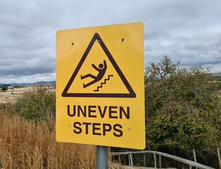 Whether on the job site or at home it can only take a second to lose your footing &amp; slip or fall. 
Be aware of your surroundings. 
Stay safe. 
Link via <a href="/CCOHS/">CCOHS</a> ccohs.ca/oshanswers/saf… #Alberta #DailySafetyMoment