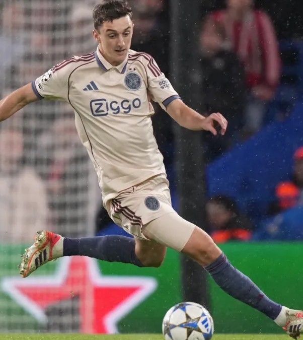 Summary of report on Ajax left back YOURI BAAS,Possessed calmness and elegance on the ball,especially in tight situations.Good forward ball progression.Alert and brave in covering poor decision making from teammates.A little too keen in conceding a penalty.