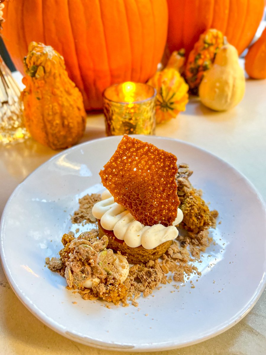 ON THE MENU 🎃 Pumpkin Spice Cake with brown butter cream cheese, chai oat streusel and candied pepitas
#CUthere