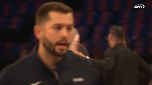 Josh Hart catches up with former Knicks associate head coach Johnnie Bryant before the game 