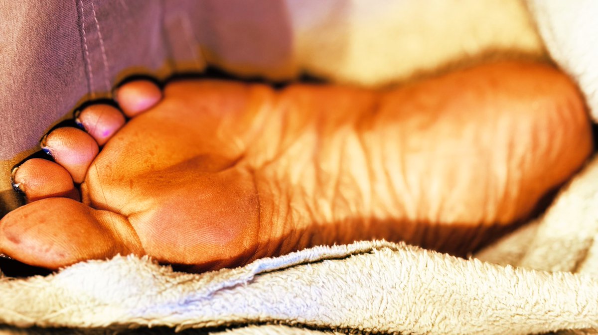 Happy wrinkle Wednesday 🍑
When you look at my MILF feet you just want them on your face