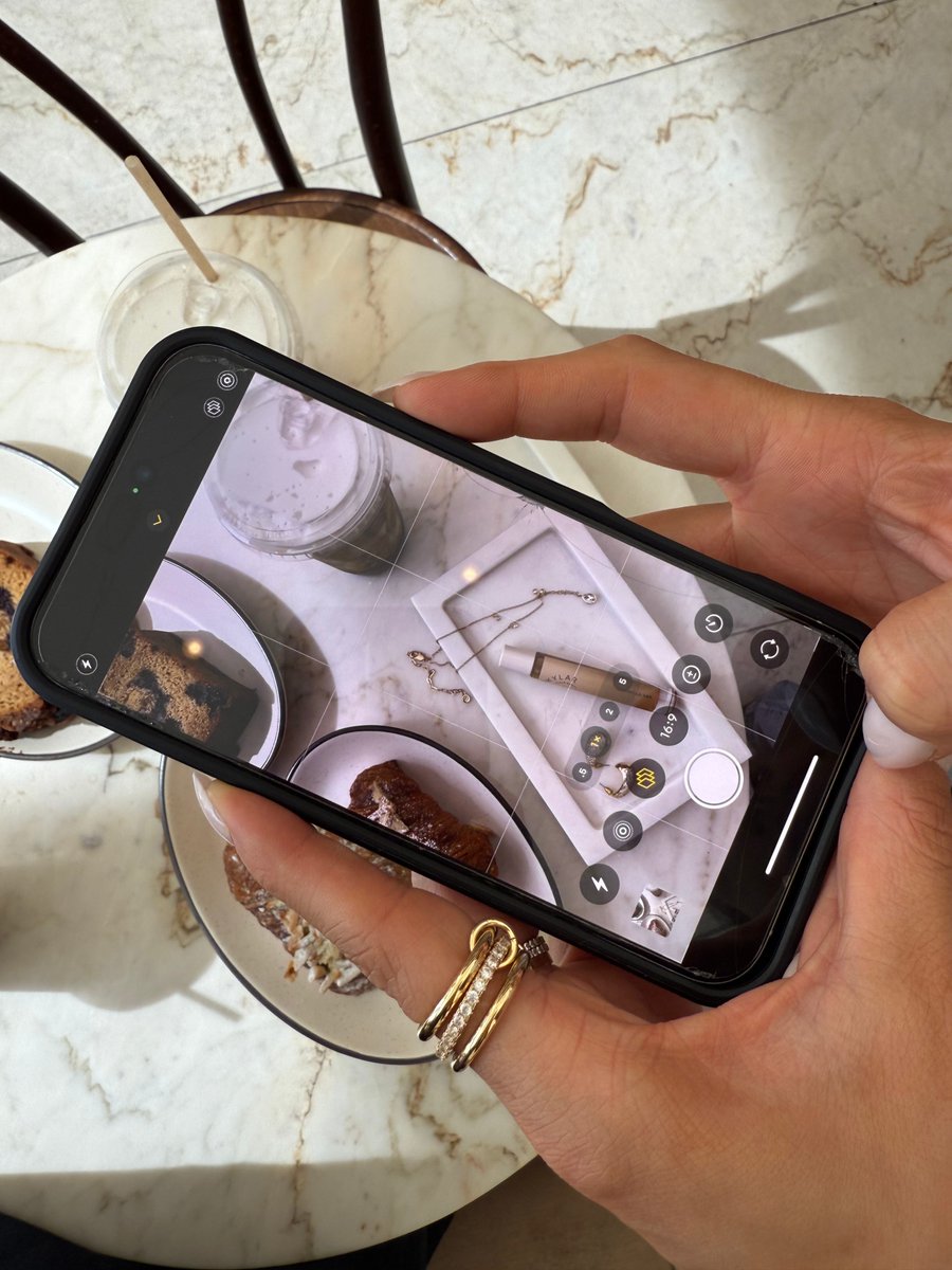 FabFitFun's tweet image. 🪩 WINTER SPOILER 🪩 TG for additional choice because we can&apos;t choose between the gold and silver Ettika Dripping Crystals Drop Necklace in Customization 4. 

- A member-favorite brand, Ettika brings effortless sparkle with this silver-plated or 14k gold-plated necklace accented…