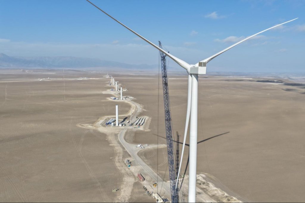 Hoy no me aguanto. 

Miren está belleza de foto que nos hacen llegar del desierto en el sur de Perú 🇵🇪 nuestro equipo del proyecto Caraveli. 

El primer aerogenerador de 37 armado y posando sobre una de las líneas de Nazca modernas que la energía eólica permite crear. 

Se ve