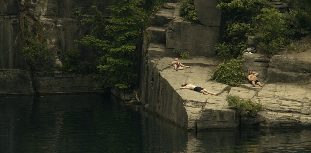 JackOCine's tweet image. L&apos;excellente mini-série #Task n’est pas tant intéressée par les dynamiques usées du polar, qu&apos;elle exploite délibérément, que par celles qui poussent ces habitants du Nord-Est de l’Amérique à combattre leurs démons, jour après jour. Une œuvre franchement passionnante.