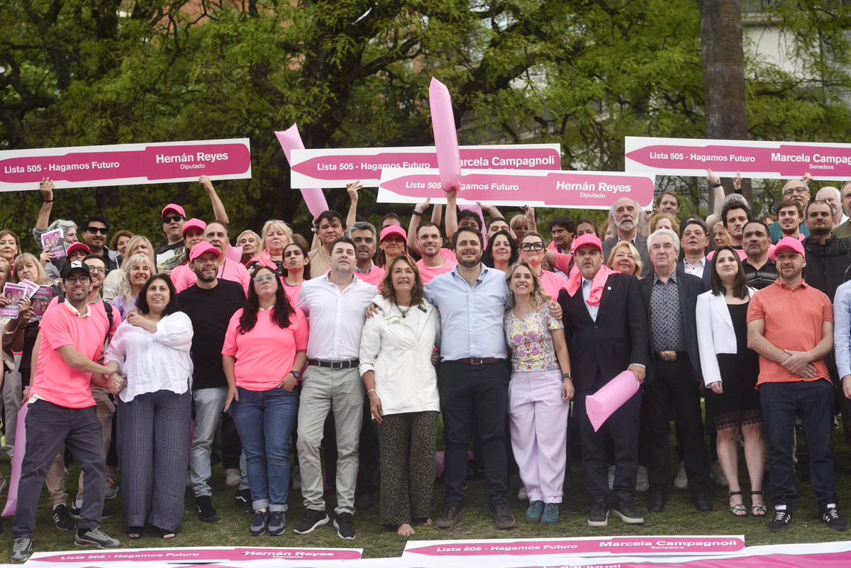 La Coalición Cívica cerró su campaña porteña en las Barrancas de Belgrano. 
“El domingo tenemos que poner en el Congreso a legisladores que tengan las manos limpias”, propusieron los candidatos a diputado nacional <a href="/HernanLReyes/">Hernán Reyes</a> y a senadora nacional <a href="/M_Campagnoli/">Marcela Campagnoli</a> 
#HagamosFuturo