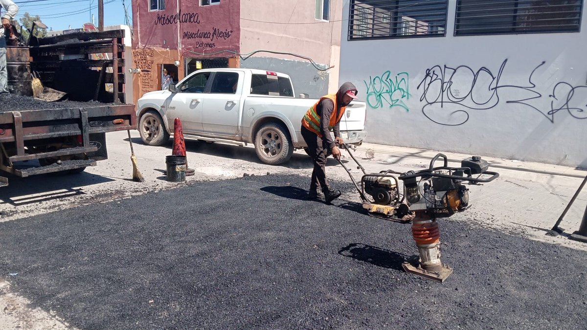 ObrasPublicasDG's tweet image. 🚧 Sigue el trabajo de bacheo, hoy estuvimos en calle Orinó en el Fraccionamiento Jardines del Real.

Estamos atendiendo todos los reportes que nos hacen llegar.

@josejoseantonio
#DurangoEsElCamino